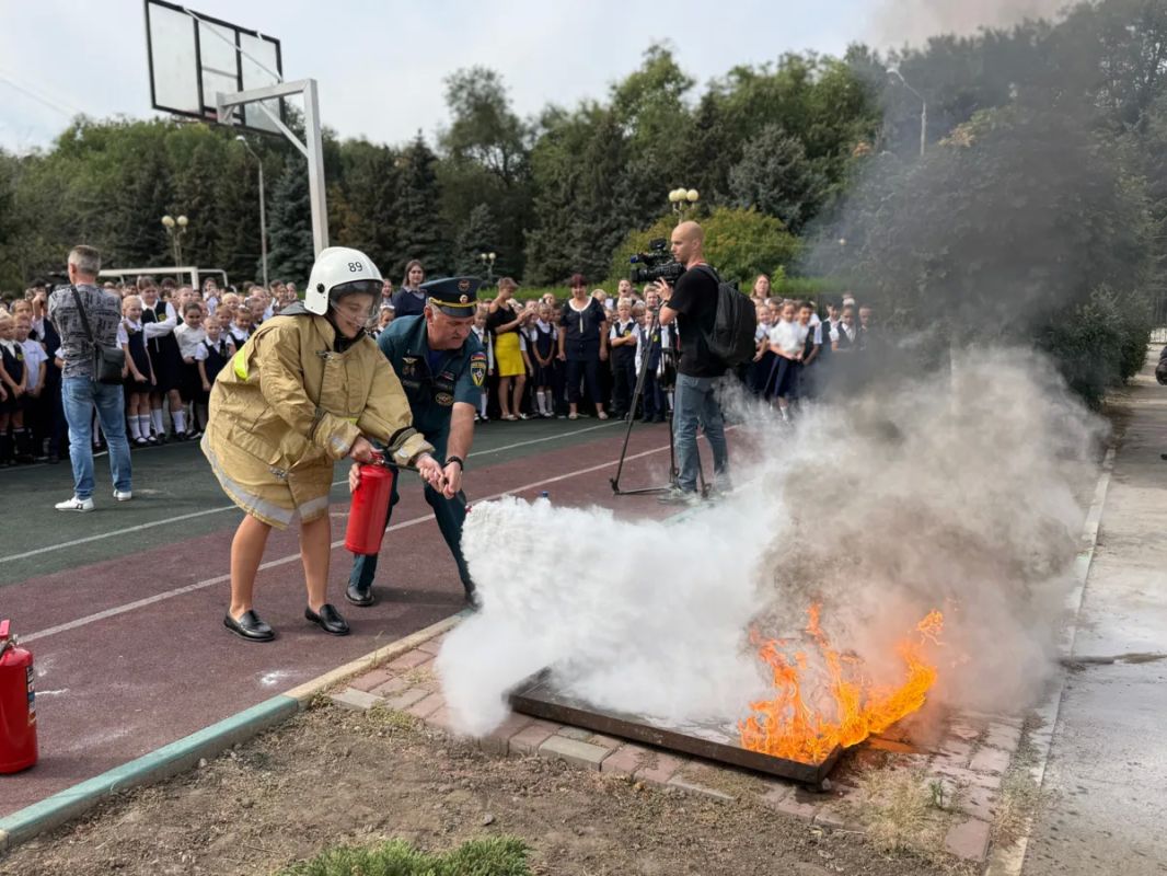 В школах Батайска продолжаются тренировки по пожарной безопасности В школах Батайска продолжаются тренировки по пожарной безопасности