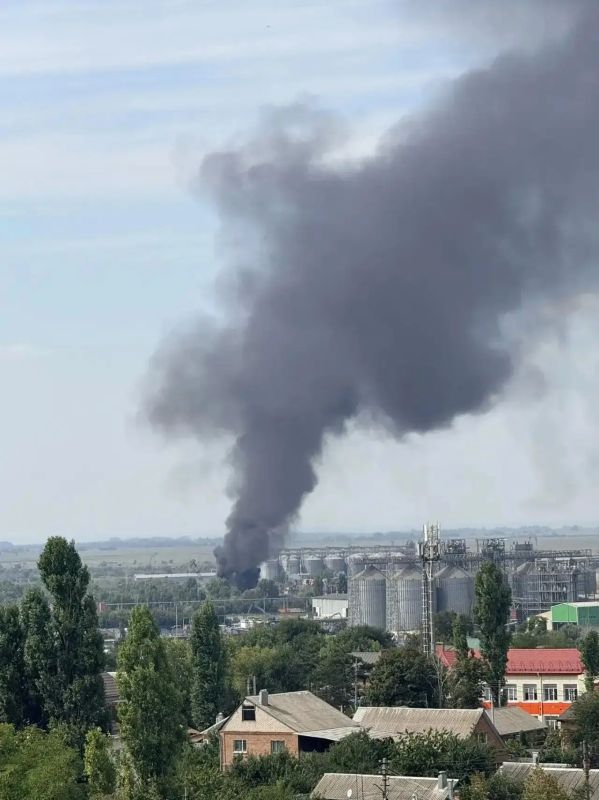 В Азове судно загорелось прямо во время утилизации В Азове судно загорелось прямо во время утилизации