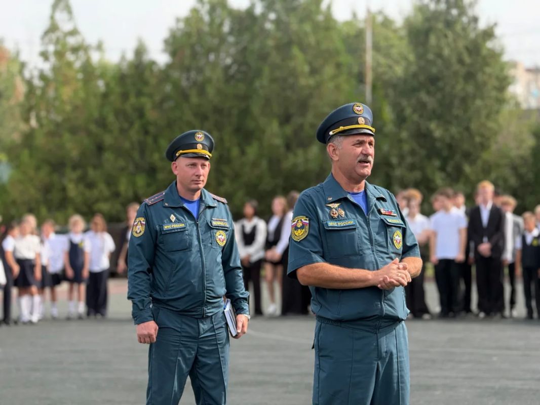 В школах Батайска продолжаются тренировки по пожарной безопасности В школах Батайска продолжаются тренировки по пожарной безопасности