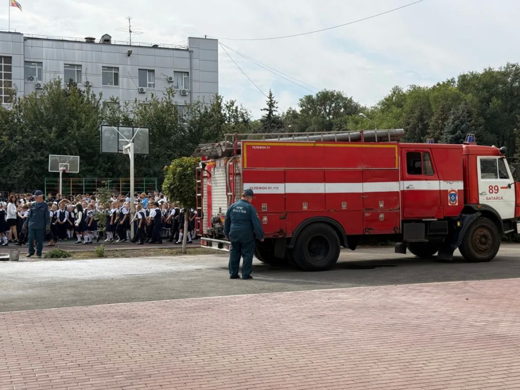 В школах Батайска продолжаются тренировки по пожарной безопасности В школах Батайска продолжаются тренировки по пожарной безопасности