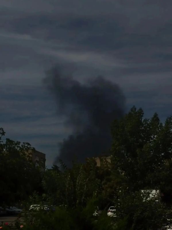 В Азове судно загорелось прямо во время утилизации В Азове судно загорелось прямо во время утилизации