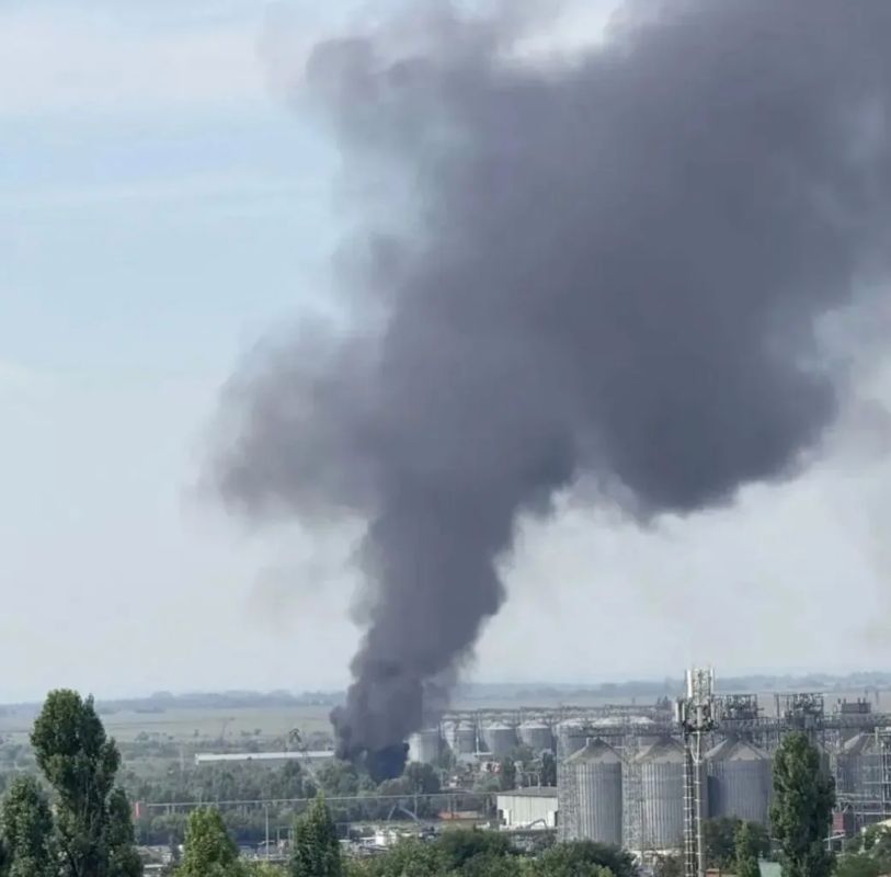 Судно "Волганефть 114" загорелось в Азове