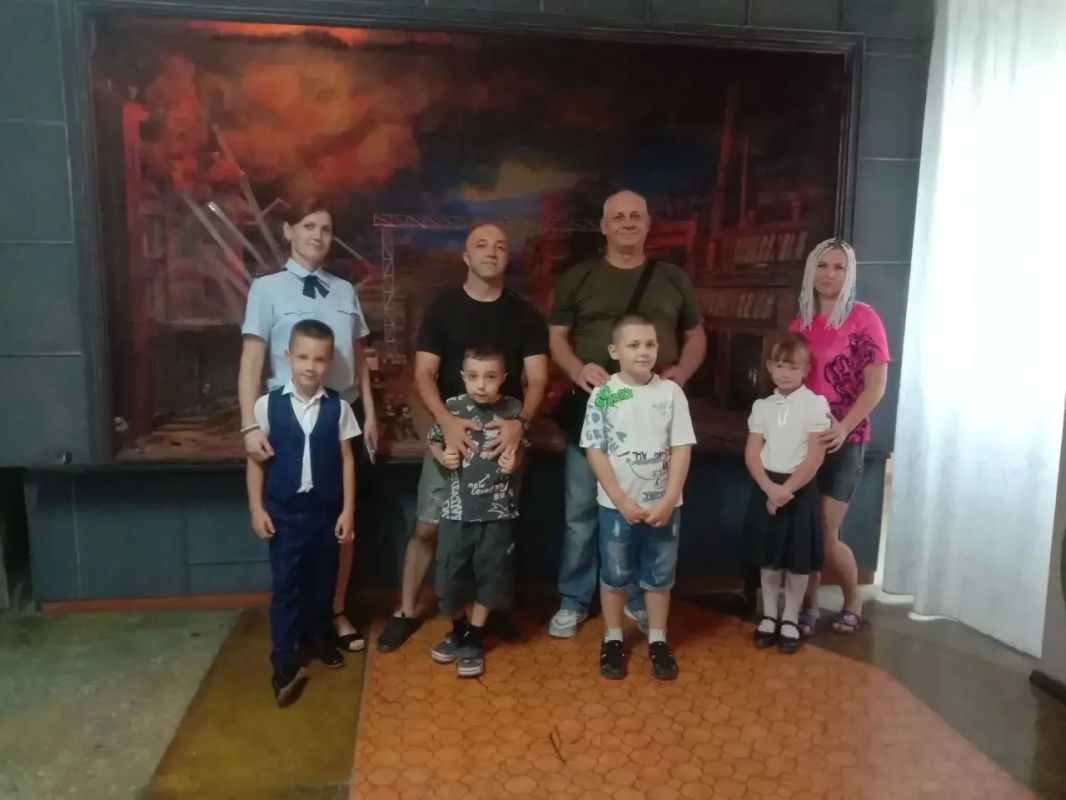 В Новочеркасске поздравили первоклассников с новым учебным годом В Новочеркасске поздравили первоклассников с новым учебным годом