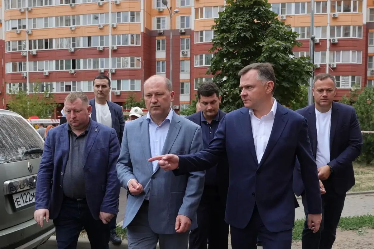 Юрий Слюсарь: Побывал в Левенцовском микрорайоне, где сегодня утром пострадали люди в результате падения обломков вражеских БПЛА на жилые высотки Юрий Слюсарь: Побывал в Левенцовском микрорайоне, где сегодня утром пострадали люди в результате падения обломков вражеских БПЛА на жилые высотки