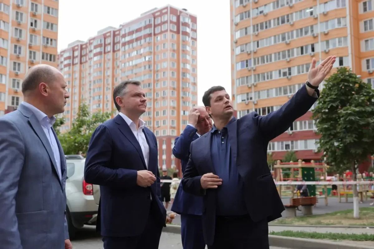 Юрий Слюсарь: Побывал в Левенцовском микрорайоне, где сегодня утром пострадали люди в результате падения обломков вражеских БПЛА на жилые высотки Юрий Слюсарь: Побывал в Левенцовском микрорайоне, где сегодня утром пострадали люди в результате падения обломков вражеских БПЛА на жилые высотки