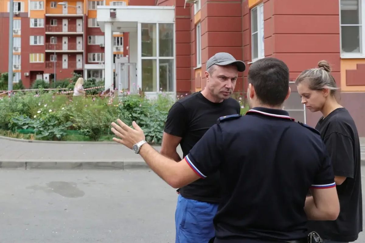 Юрий Слюсарь: Побывал в Левенцовском микрорайоне, где сегодня утром пострадали люди в результате падения обломков вражеских БПЛА на жилые высотки Юрий Слюсарь: Побывал в Левенцовском микрорайоне, где сегодня утром пострадали люди в результате падения обломков вражеских БПЛА на жилые высотки