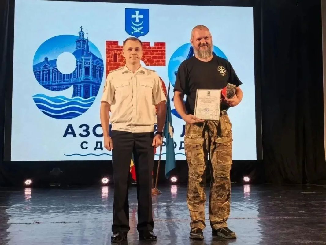 Начальник Азовской полиции отметил вклад жителей города в укрепление правопорядка Начальник Азовской полиции отметил вклад жителей города в укрепление правопорядка