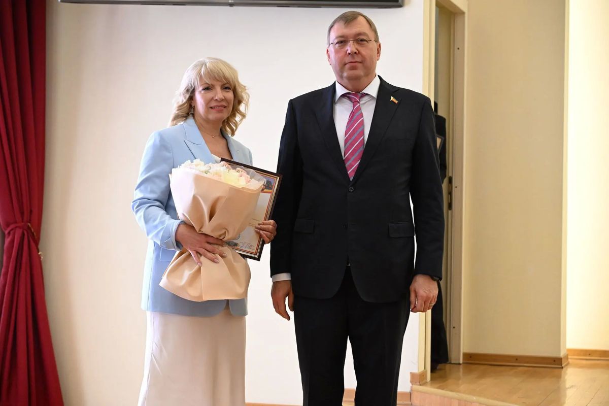 Губернатор Ростовской области Юрий Слюсарь и Председатель Законодательного Собрания Ростовской области Александр Ищенко поздравили с профессиональным праздником работников финансовых органов Дона и, прежде всего... Губернатор Ростовской области Юрий Слюсарь и Председатель Законодательного Собрания Ростовской области Александр Ищенко поздравили с профессиональным праздником работников финансовых органов Дона и, прежде всего...