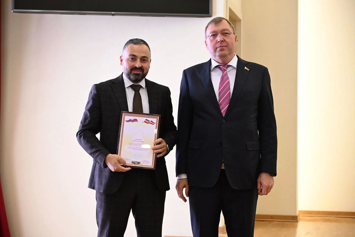Губернатор Ростовской области Юрий Слюсарь и Председатель Законодательного Собрания Ростовской области Александр Ищенко поздравили с профессиональным праздником работников финансовых органов Дона и, прежде всего... Губернатор Ростовской области Юрий Слюсарь и Председатель Законодательного Собрания Ростовской области Александр Ищенко поздравили с профессиональным праздником работников финансовых органов Дона и, прежде всего...
