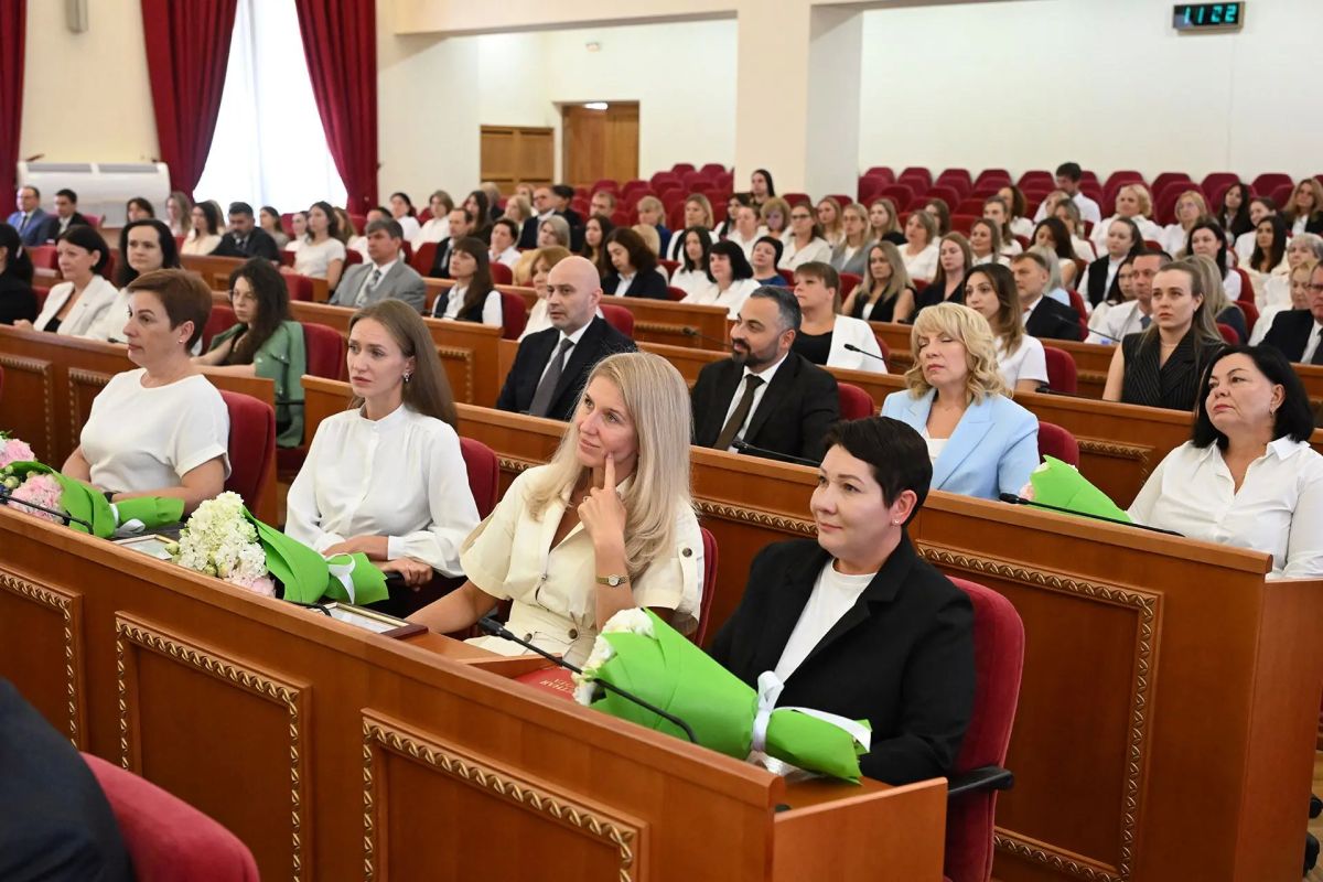 Губернатор Ростовской области Юрий Слюсарь и Председатель Законодательного Собрания Ростовской области Александр Ищенко поздравили с профессиональным праздником работников финансовых органов Дона и, прежде всего... Губернатор Ростовской области Юрий Слюсарь и Председатель Законодательного Собрания Ростовской области Александр Ищенко поздравили с профессиональным праздником работников финансовых органов Дона и, прежде всего...