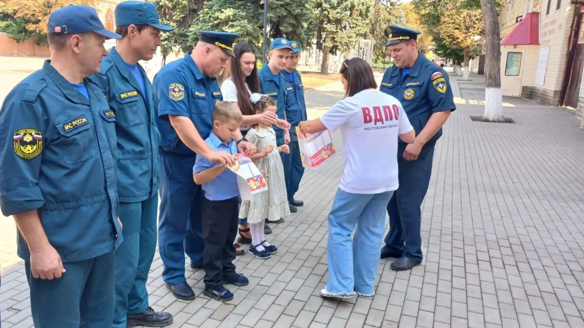 Безопасность — за парту: первоклассники получили подарки от МЧС и ВДПО Безопасность — за парту: первоклассники получили подарки от МЧС и ВДПО