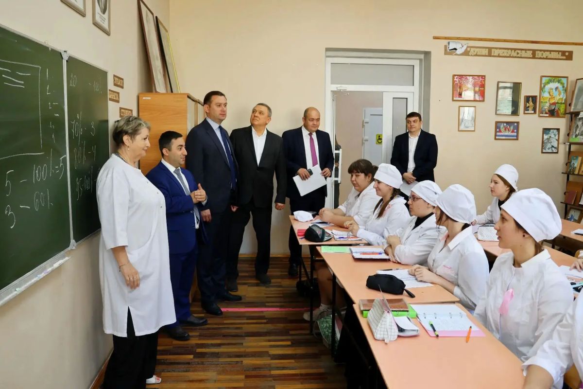 Сегодня вместе с министром Ростовской области Наири Бабиковичем Варданян и советником губернатора Сергеем Николаевичем Медведевым провели рабочий объезд медицинских организаций нашего города Сегодня вместе с министром Ростовской области Наири Бабиковичем Варданян и советником губернатора Сергеем Николаевичем Медведевым провели рабочий объезд медицинских организаций нашего города