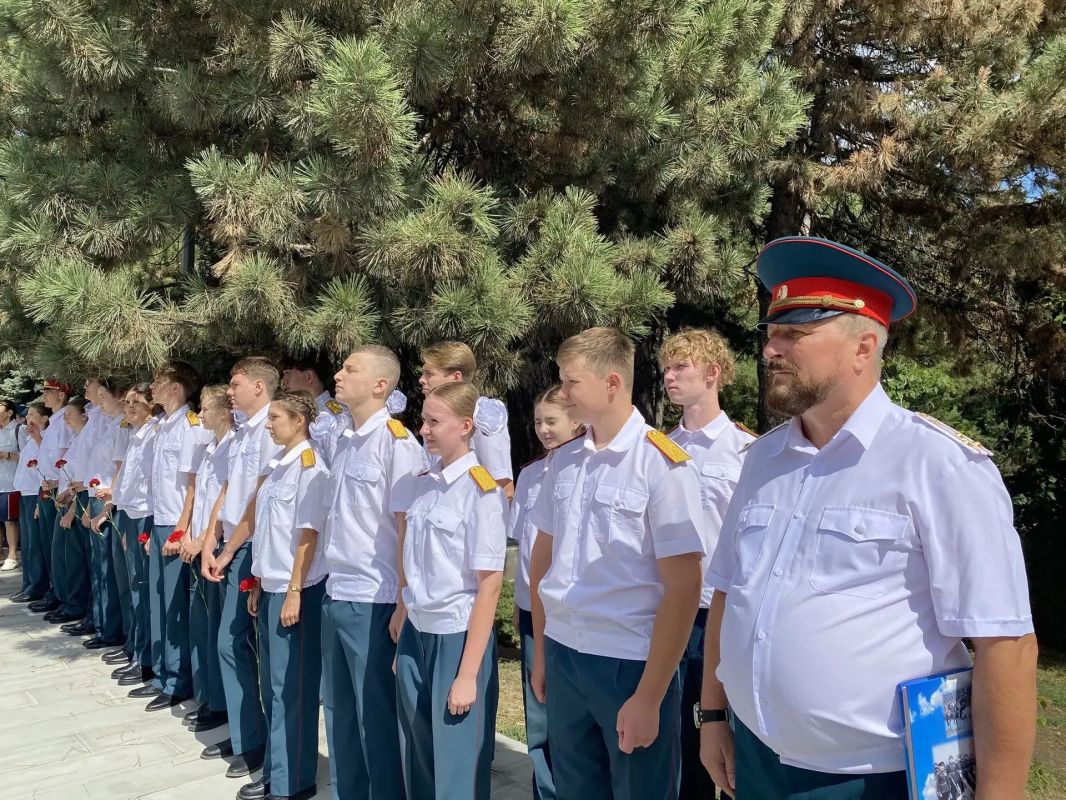 «Служба начинается с памяти»: учащиеся полицейских классов открыли практическую неделю у мемориала «Служба начинается с памяти»: учащиеся полицейских классов открыли практическую неделю у мемориала