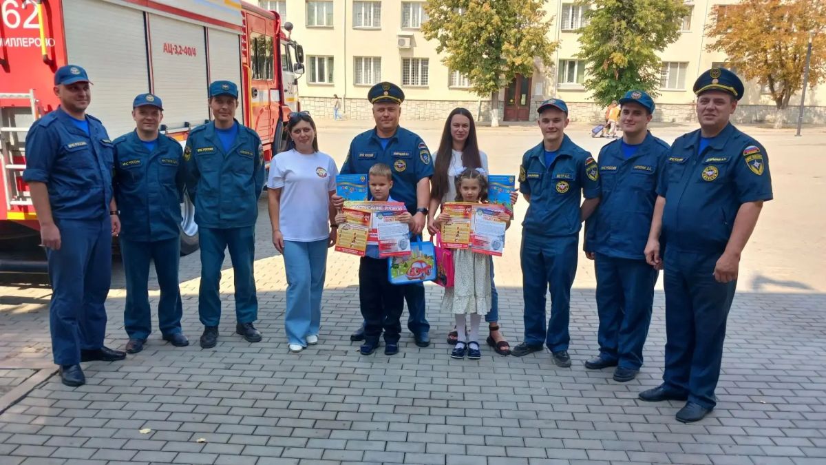 Безопасность — за парту: первоклассники получили подарки от МЧС и ВДПО Безопасность — за парту: первоклассники получили подарки от МЧС и ВДПО