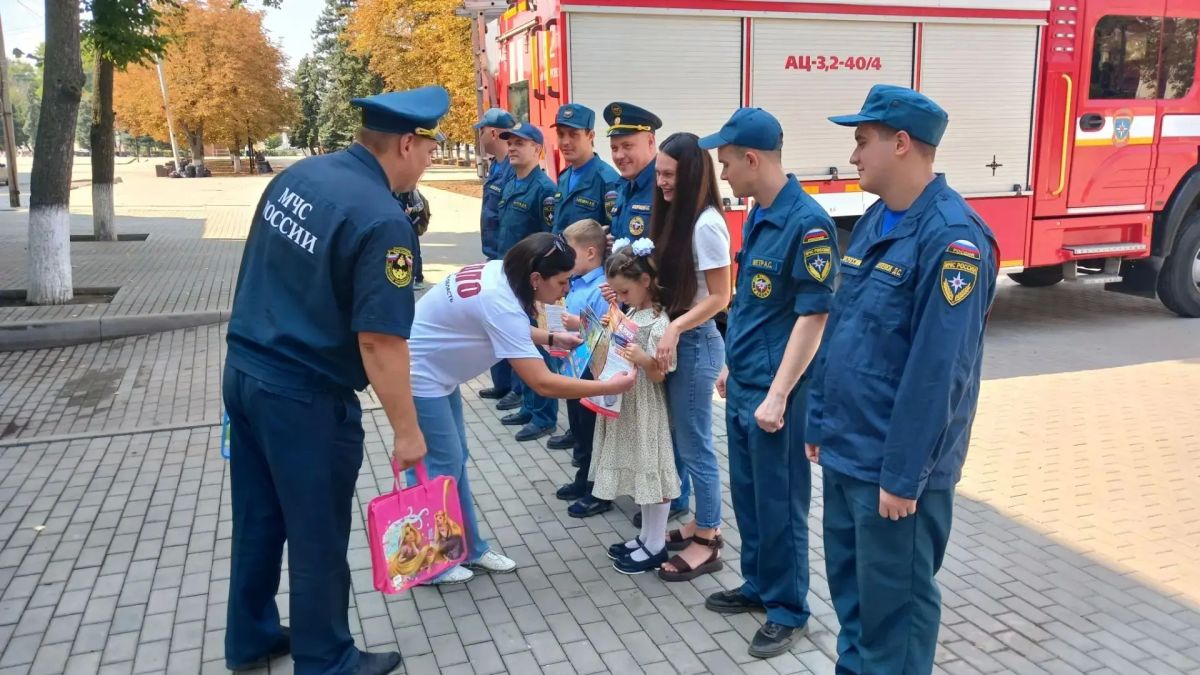 Безопасность — за парту: первоклассники получили подарки от МЧС и ВДПО Безопасность — за парту: первоклассники получили подарки от МЧС и ВДПО