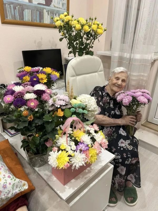 Шутит с умной колонкой и разбирается в гаджетах: жительница Ростова-на-Дону Анна Золотилова отметила вековой юбилей Шутит с умной колонкой и разбирается в гаджетах: жительница Ростова-на-Дону Анна Золотилова отметила вековой юбилей