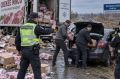 Двое дончан-мародеров попались в Запорожской области, когда тащили мясо из попавшей в ДТП фуры