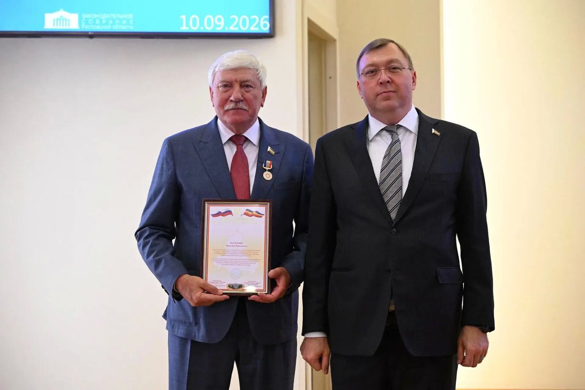 #36_е_заседание. Заместитель Председателя Законодательного Собрания Ростовской области – председатель комитета по аграрной политике Вячеслав Василенко за большой вклад в развитие парламентаризма в Ростовской области... #36_е_заседание. Заместитель Председателя Законодательного Собрания Ростовской области – председатель комитета по аграрной политике Вячеслав Василенко за большой вклад в развитие парламентаризма в Ростовской области...