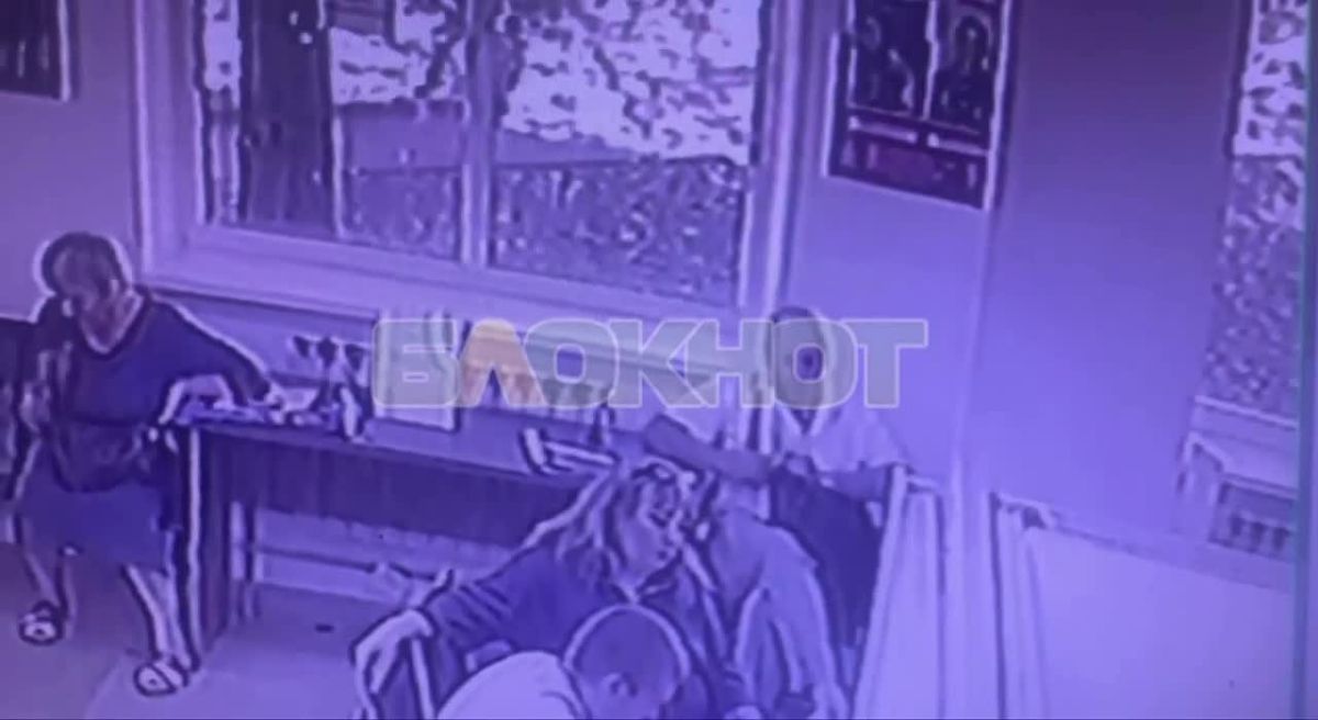 Мужчина стащил женский прямо в здании Фонда капремонта в Ростове