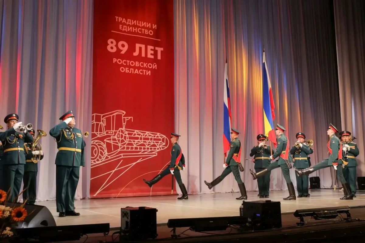 Юрий Слюсарь: На торжественном собрании в преддверии Дня Ростовской области поздравил земляков Юрий Слюсарь: На торжественном собрании в преддверии Дня Ростовской области поздравил земляков