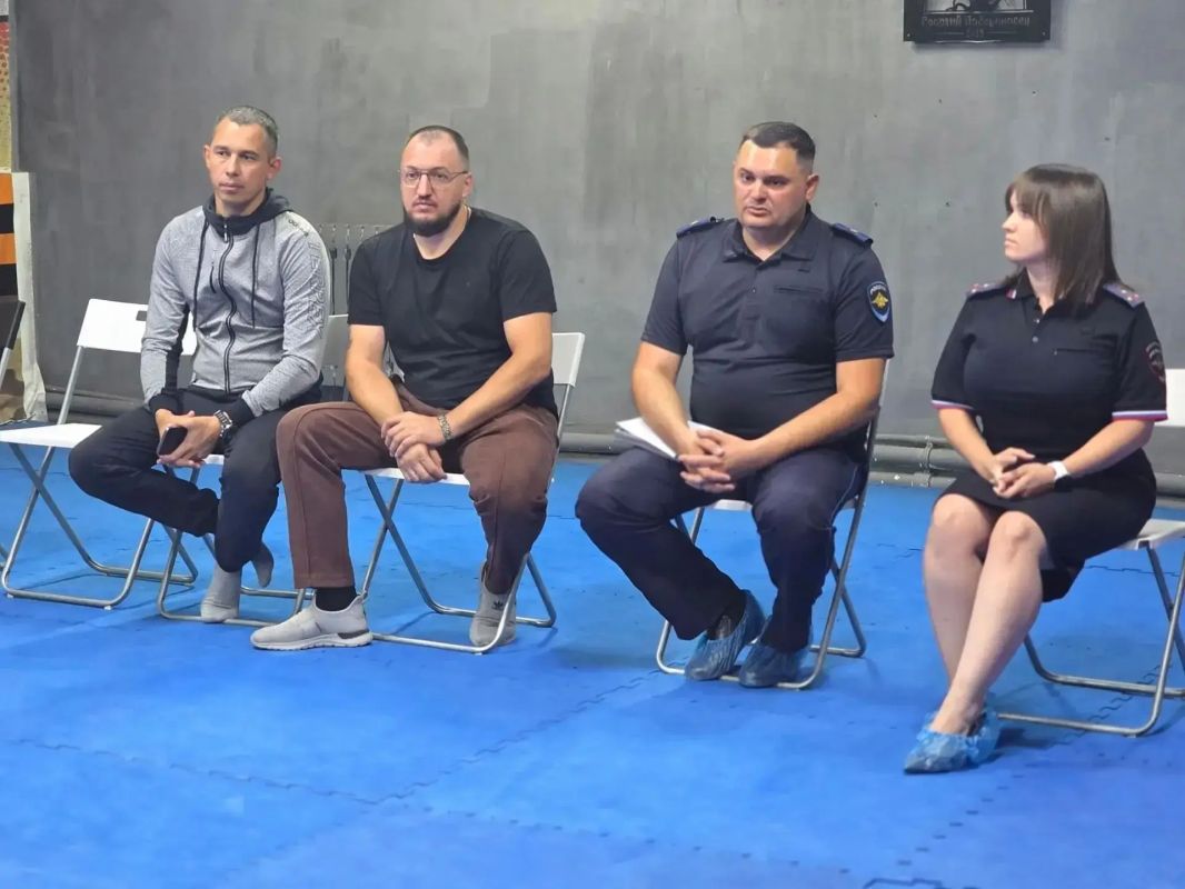 Полицейские и общественники города Шахты проводят разъяснительную работу с несовершеннолетними Полицейские и общественники города Шахты проводят разъяснительную работу с несовершеннолетними