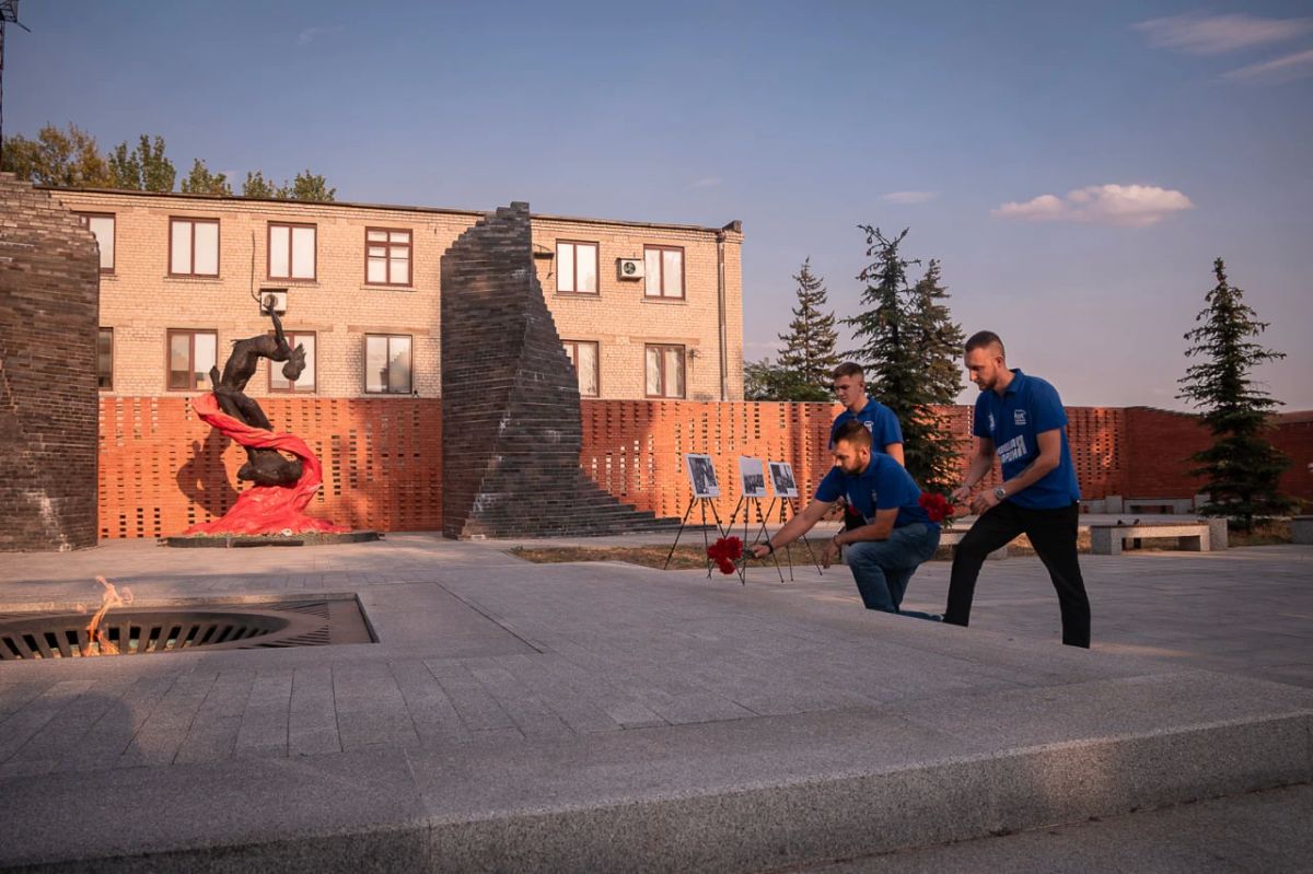 «Ни одно преступление не должно быть забыто»: в Донецке молодогвардейцы почтили память жертв фашизма «Ни одно преступление не должно быть забыто»: в Донецке молодогвардейцы почтили память жертв фашизма