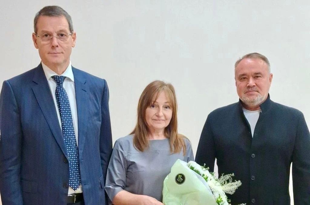 Депутаты Законодательного Собрания Ростовской области Магомед Дарсигов и Дмитрий Сизякин по поручению Министра обороны Российской Федерации торжественно вручили отличившимся донским медикам заслуженную награду — медали «За...