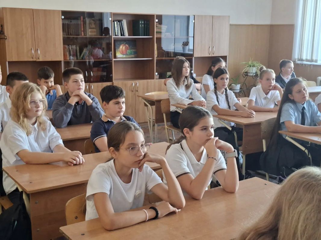 В школе № 1 состоялась встреча школьников с Еленой Ивановой В школе № 1 состоялась встреча школьников с Еленой Ивановой