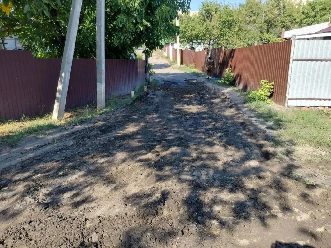 На Федюнина и Каховской проведены отсыпка и грейдеровка грунтовой дороги На Федюнина и Каховской проведены отсыпка и грейдеровка грунтовой дороги