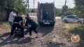 В Ростовской области экипаж ДПС помог медицинским работникам транспортировать лежачего пациента