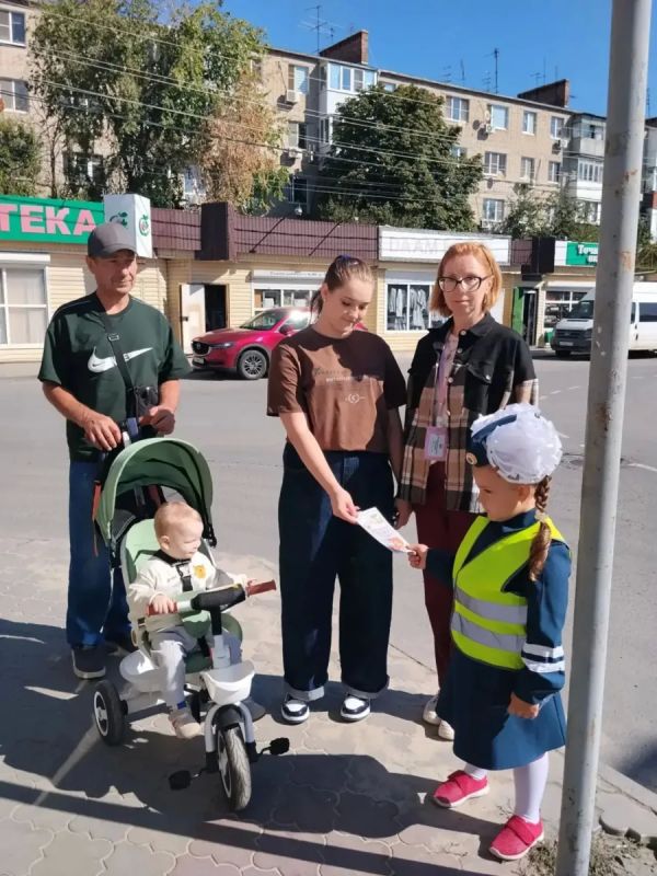 В Батайске детям напоминают правила безопасного поведения на дороге В Батайске детям напоминают правила безопасного поведения на дороге