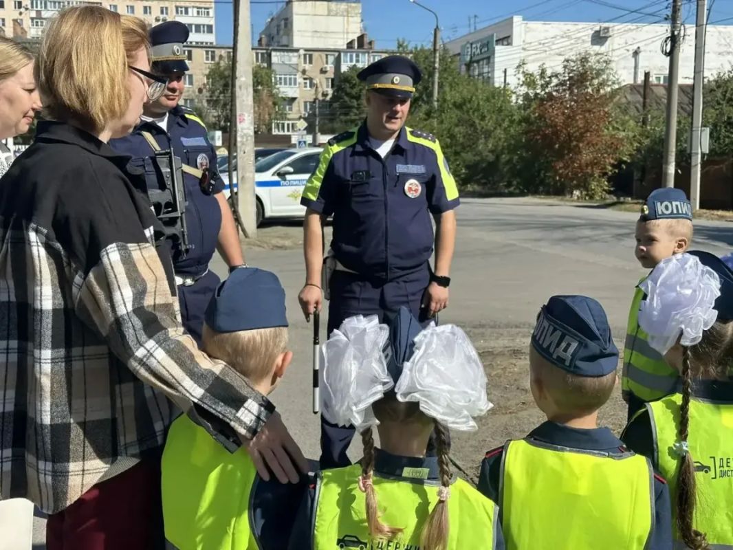 В Батайске детям напоминают правила безопасного поведения на дороге В Батайске детям напоминают правила безопасного поведения на дороге