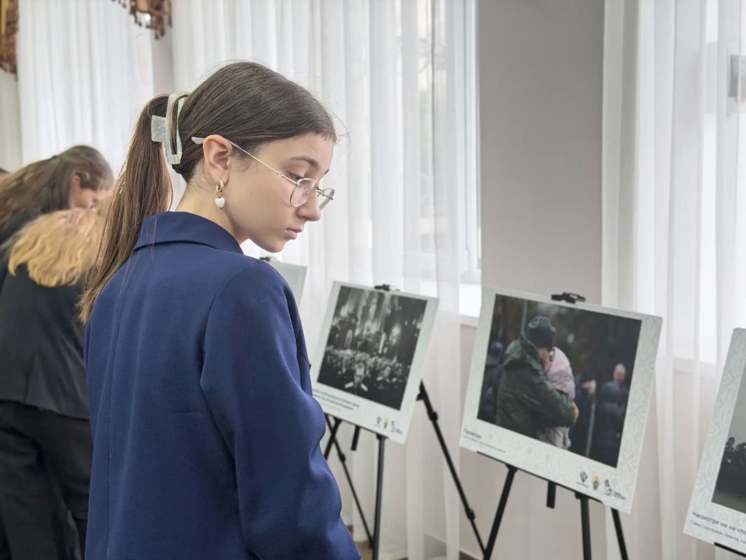 В подшефной гимназии имени М.М. Сперанского состоялось открытие фотовыставки «Русская цивилизация» В подшефной гимназии имени М.М. Сперанского состоялось открытие фотовыставки «Русская цивилизация»