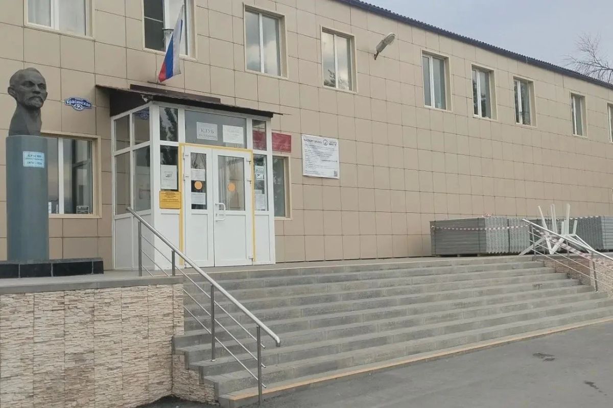 В клубе имени Л. Красина ремонтируют кровлю В клубе имени Л. Красина ремонтируют кровлю