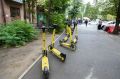 Более 30 электросамокатов, припаркованных вне отведенных для этого мест, эвакуировали с ул. Мечникова в Ростове