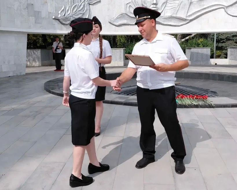 В Ростове-на-Дону поощрили юных полицейских, несших вахту памяти у мемориала «Павшим воинам» В Ростове-на-Дону поощрили юных полицейских, несших вахту памяти у мемориала «Павшим воинам»