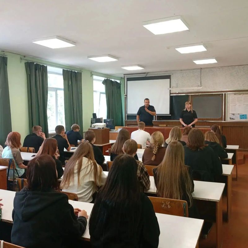 В Донецке полицейские провели профилактическую встречу со студентами Донецкого государственного техникума В Донецке полицейские провели профилактическую встречу со студентами Донецкого государственного техникума