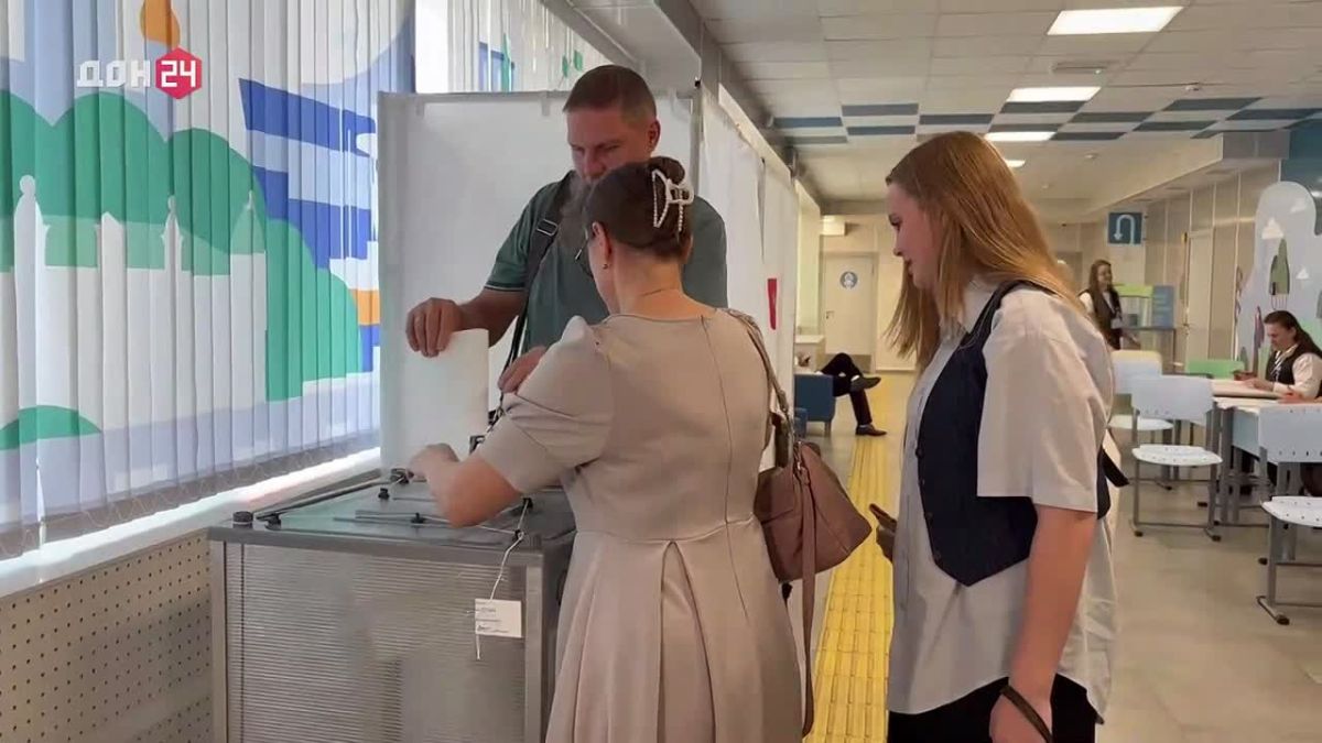 Большая творческая семья отправилась на избирательный участок
