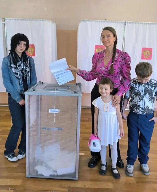 В Таганроге многодетные семьи активно участвуют в голосовании, приходя на избирательные участки в полном составе В Таганроге многодетные семьи активно участвуют в голосовании, приходя на избирательные участки в полном составе