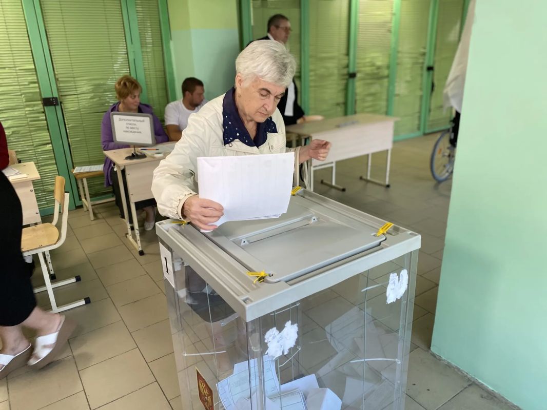 В первый день голосования на выборах депутатов Госдумы РФ девятого созыва на избирательный участок пришел почетный гражданин Новочеркасска, ветеран Великой Отечественной войны Федор Иванович Рыбальченко В первый день голосования на выборах депутатов Госдумы РФ девятого созыва на избирательный участок пришел почетный гражданин Новочеркасска, ветеран Великой Отечественной войны Федор Иванович Рыбальченко