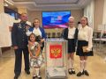 Голосует участник СВО. Пришел вместе со своей семьей