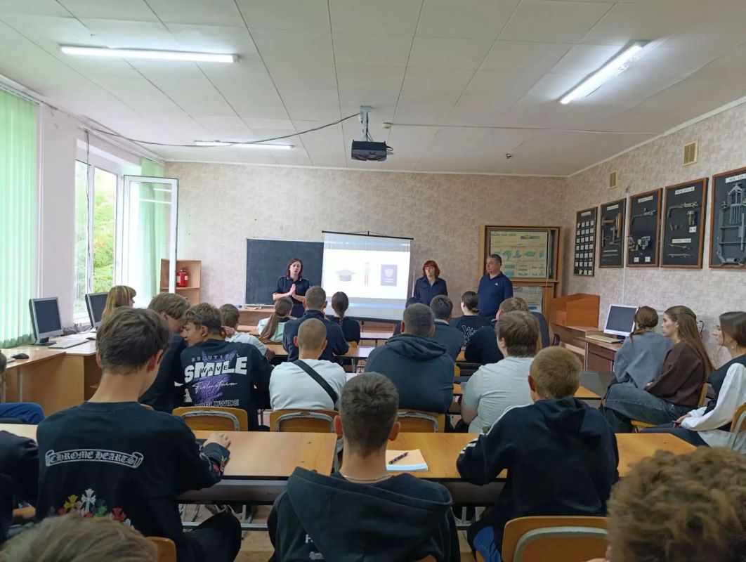 Безопасность и закон: Полицейские провели профилактическую беседу со студентами Красносулинского колледжа Безопасность и закон: Полицейские провели профилактическую беседу со студентами Красносулинского колледжа