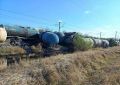 Бензиновые цистерны смялись и полетели под откос: жуткое фото крушения товарного поезда в Орловском районе