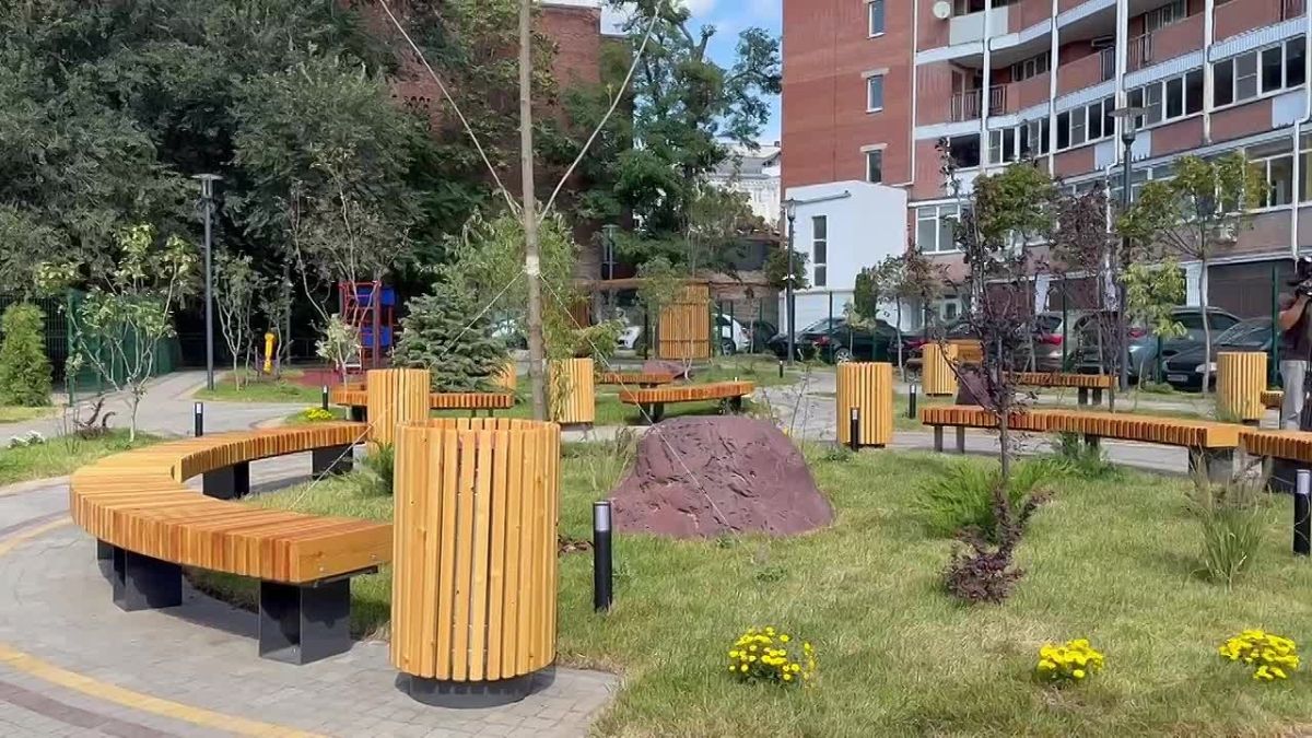 Александр Скрябин: Дорогие ростовчане! Марафон добрых дел к Дню города и Году А.М. Байкова продолжается. Сегодня открыли «Кленовый дворик» — сквер на месте снесенного аварийного дома