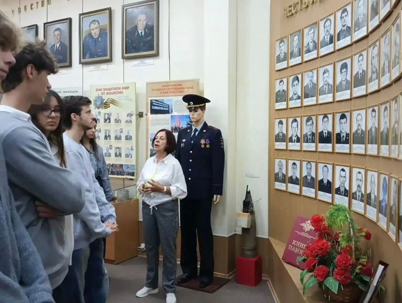 Полицейские Ростова-на-Дону организовали для учащихся полицейского класса экскурсию в музей областного Главка Полицейские Ростова-на-Дону организовали для учащихся полицейского класса экскурсию в музей областного Главка