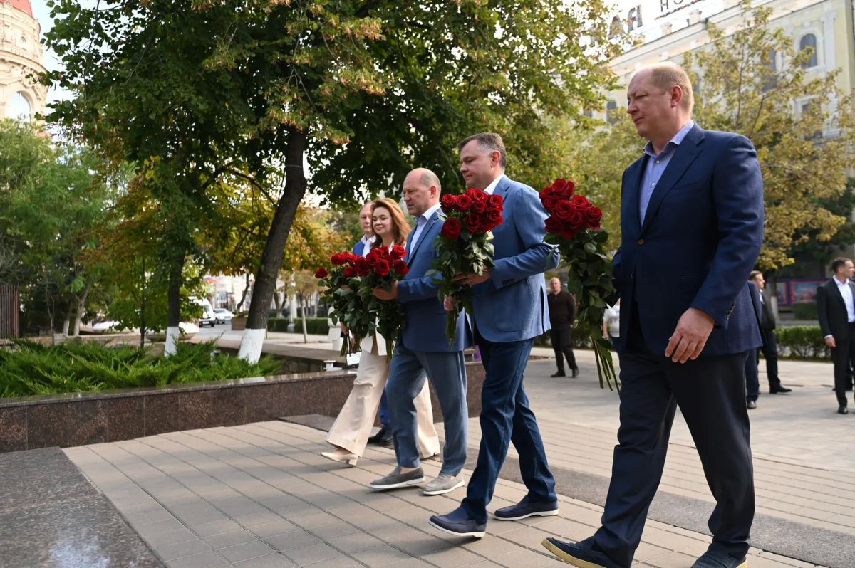 Александр Скрябин: Сегодня вместе с губернатором Ростовской области Юрием Борисовичем Слюсарем возложили цветы к памятнику Андрею Матвеевичу Байкову — человеку, который своим трудом, неравнодушием и управленческим гением... Александр Скрябин: Сегодня вместе с губернатором Ростовской области Юрием Борисовичем Слюсарем возложили цветы к памятнику Андрею Матвеевичу Байкову — человеку, который своим трудом, неравнодушием и управленческим гением...