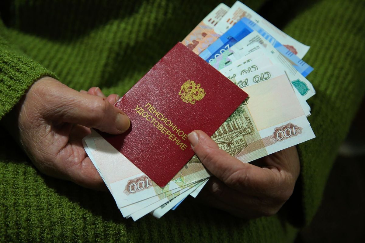 Кому и на сколько поднимут пенсии в октябре: осенние изменения