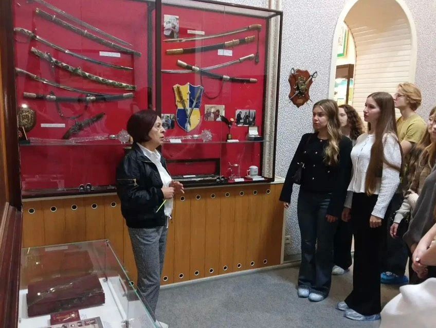 Полицейские Ростова-на-Дону организовали для учащихся полицейского класса экскурсию в музей областного Главка Полицейские Ростова-на-Дону организовали для учащихся полицейского класса экскурсию в музей областного Главка