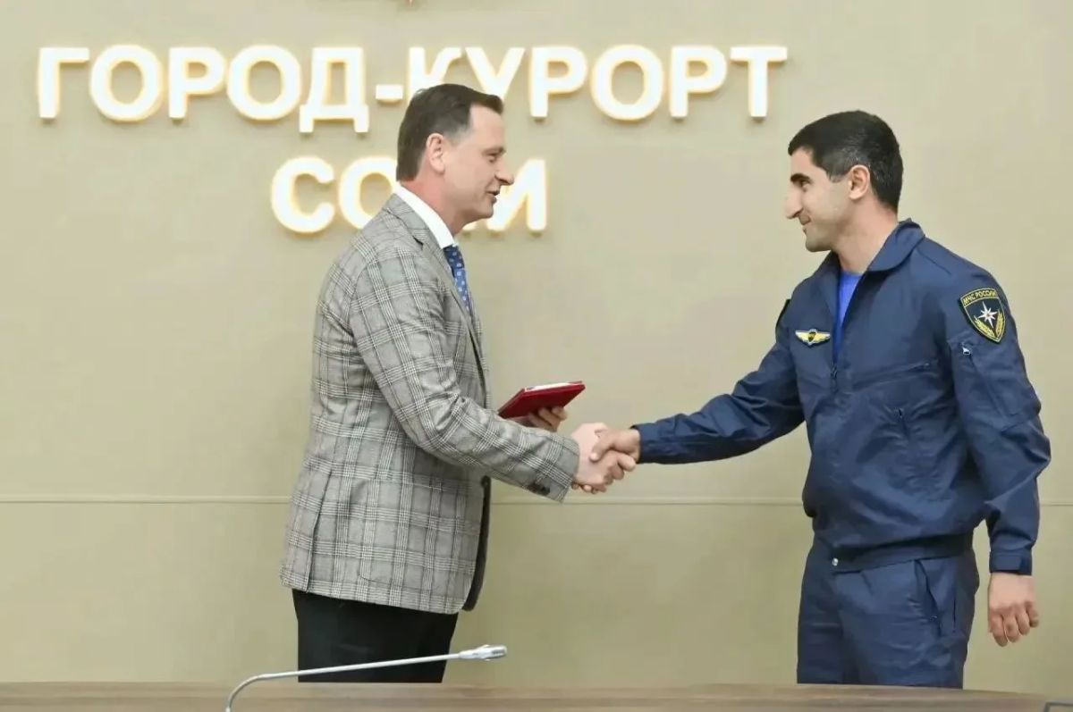 Глава Сочи Андрей Прошунин наградил сотрудников МЧС России Глава Сочи Андрей Прошунин наградил сотрудников МЧС России