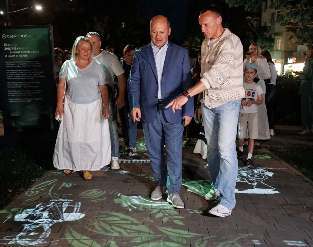 В Ростове появился уникальный световой маршрут «185 шагов в будущее» В Ростове появился уникальный световой маршрут «185 шагов в будущее»